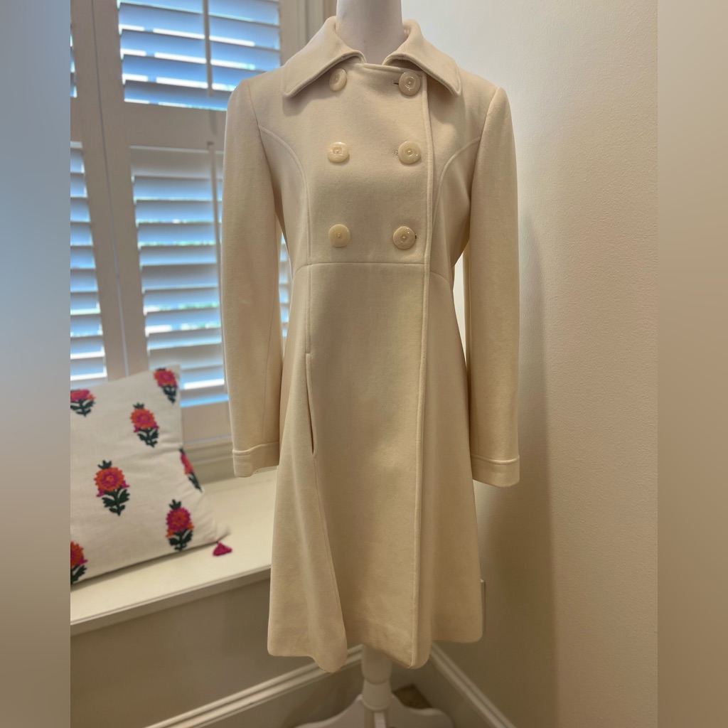 Via Elegant Cream Double-Breasted Coat